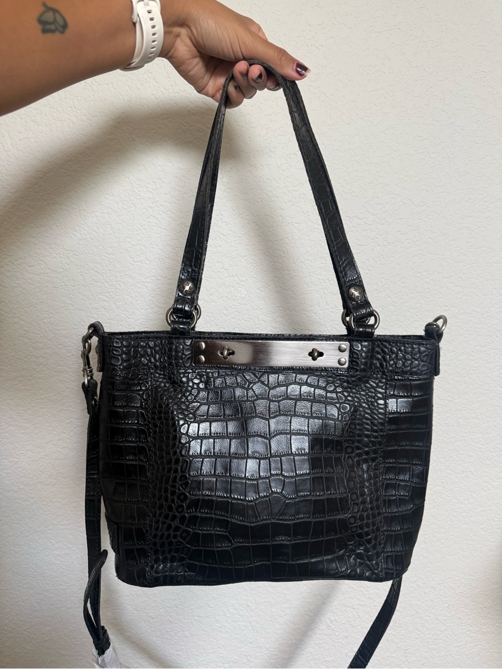 Patricia Nash | Aveley Crossbody Handbag Distressed Croc Leather - Picture 2 of 14